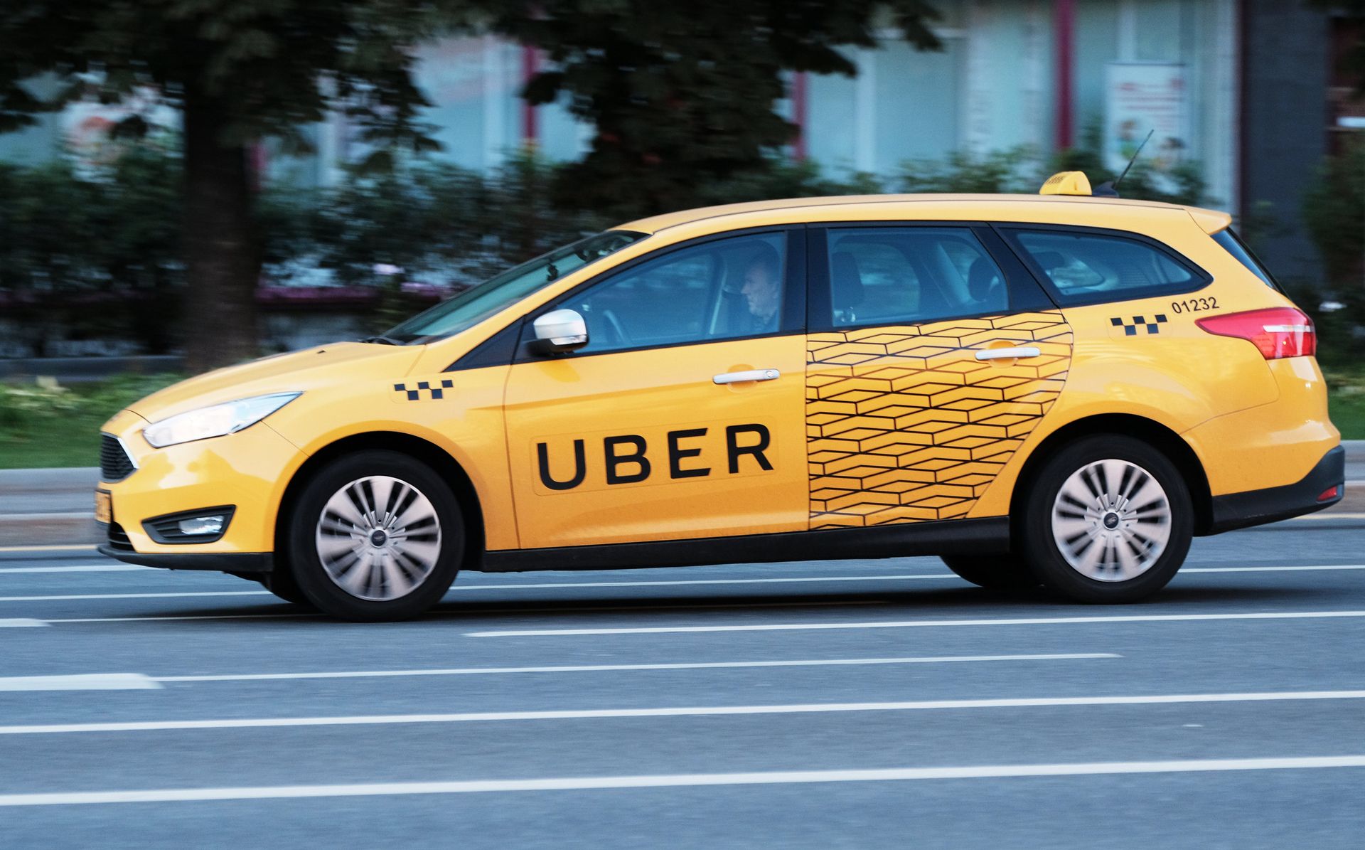 %Автомобиль службы Uber на улице Москвы - ПРАЙМ, 1920, 05.08.2021