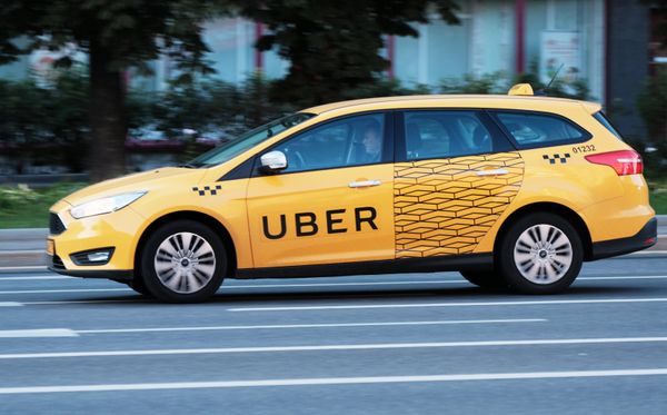 %Автомобиль службы Uber на улице Москвы