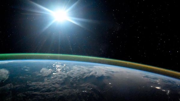 !Ночная планета Земля в лунном свете и сиянии Авроры. 7 октября 2017