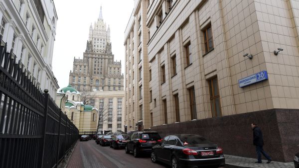 #Автомобили у здания МИД РФ во время брифинга по ситуации вокруг отравления в Солсбери экс-полковника ГРУ Сергея Скрипаля