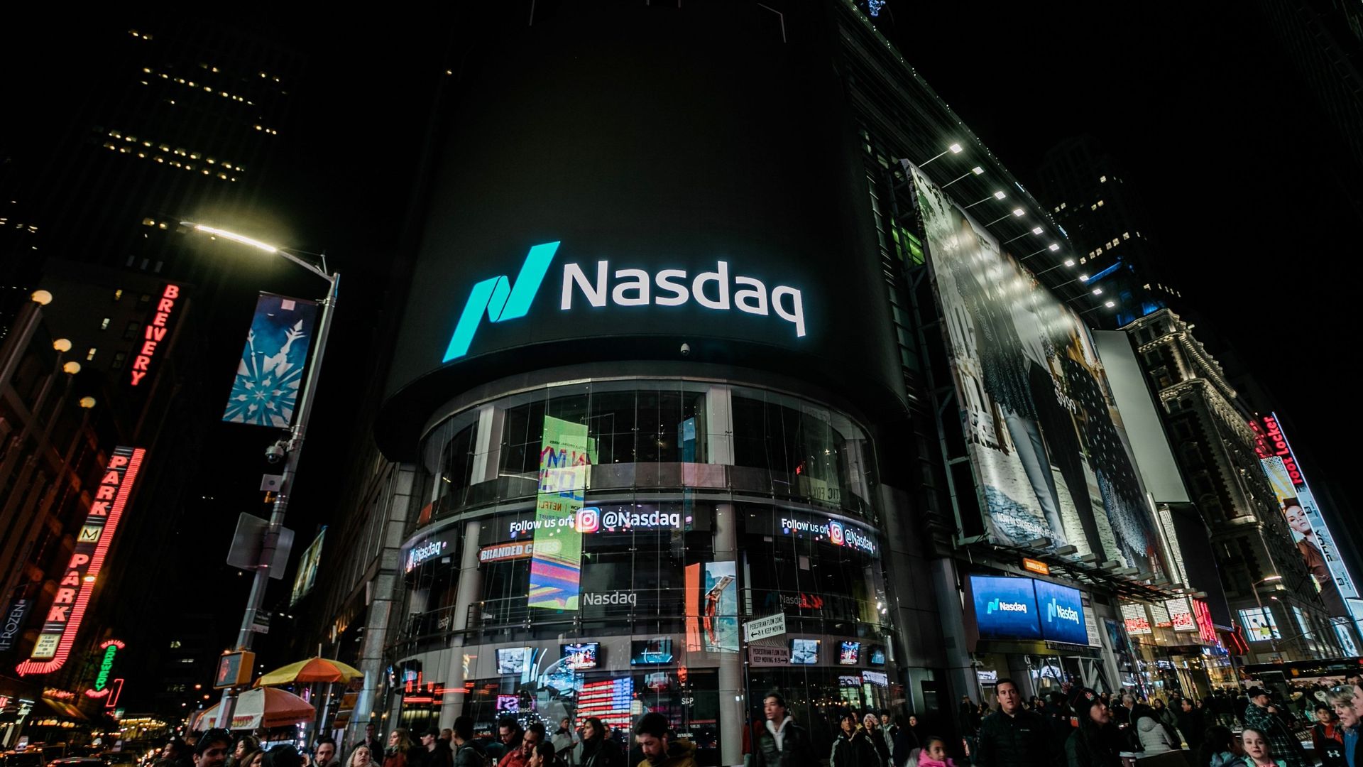 % Здание американской биржи NASDAQ в Нью-Йорке - ПРАЙМ, 1920, 23.12.2020