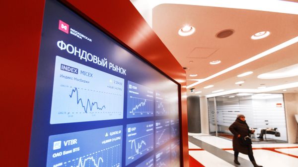 Котировки фондового рынка на экране в здании Московской биржи