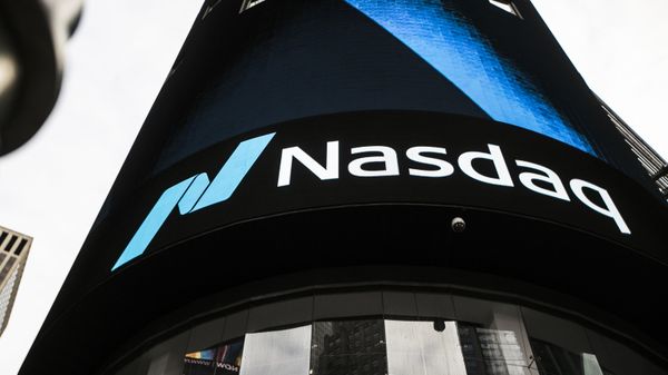 Информационная панель биржи NASDAQ на первых этажах небоскрёба Конде-Наст-билдинг на Таймс-сквер в Нью-Йорке