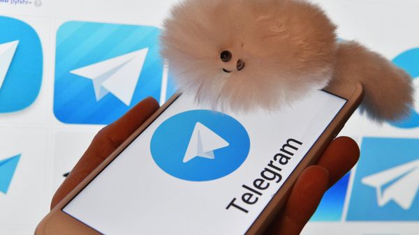 #Логотип мессенджера Telegram на экранах смартфона и компьютера