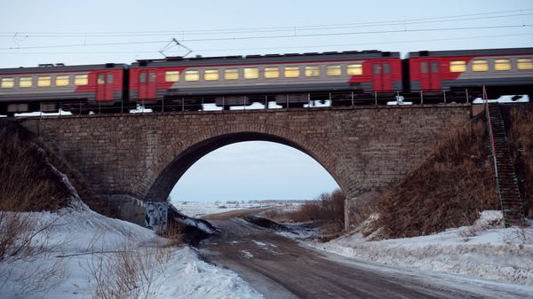 Электропоезд на Транссибирской железнодорожной магистрали вблизи Новосибирска