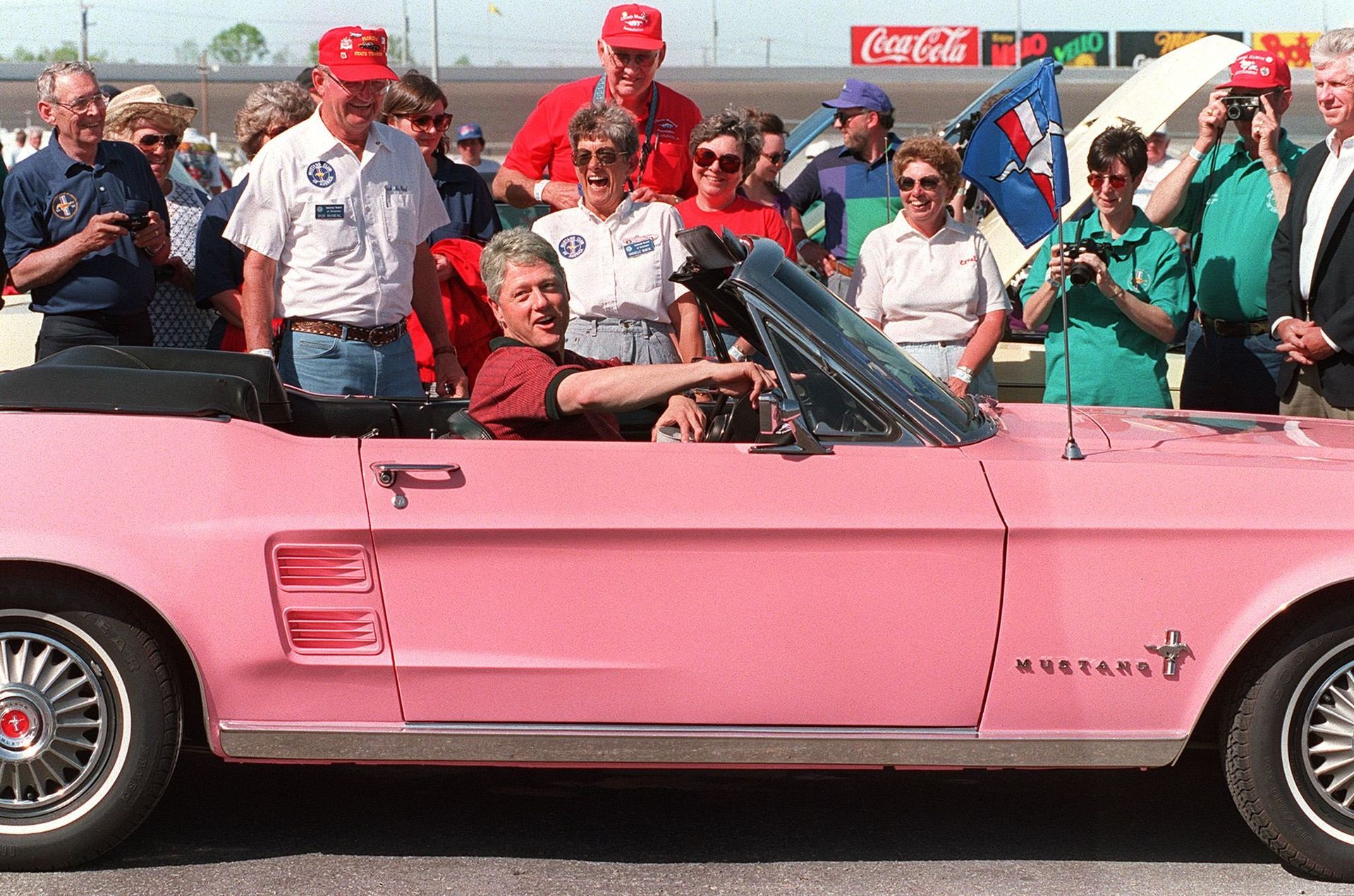 %Президент США Билл Клинтон в Ford Mustang Playboy Pink - ПРАЙМ, 1920, 04.01.2024