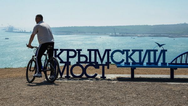 %Мужчина на городской набережной в городе Керчь