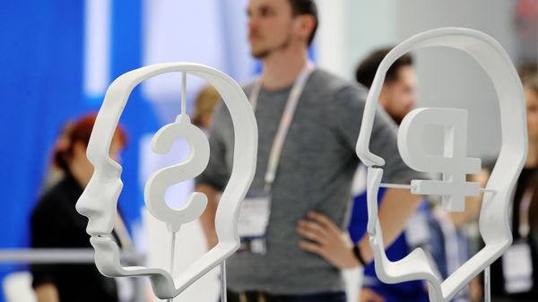 %Фигуры со знаками российского рубля и американского доллара