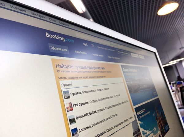  Сайт Booking.com на экране монитора