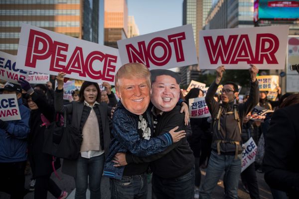 Демонстранты в масках, изображающих Дональда Трампа и Ким Чен Ына, во время митинга в Сеуле Демонстранты в масках, изображающих Дональда Трампа и Ким Чен Ына, во время митинга в Сеуле