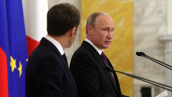 Президент РФ Владимир Путин и президент Франции Эммануэль Макрон