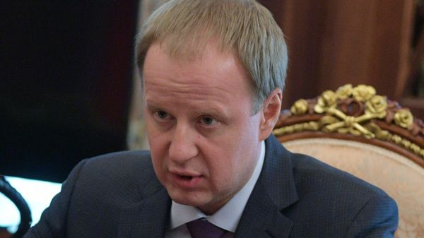 # Временно исполняющий обязанности губернатора Алтайского края Виктор Томенко во время встречи с президентом РФ Владимиром Путиным. 30 мая 2018