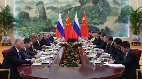 % Президент РФ Владимир Путин и председатель КНР Си Цзиньпин во время российско-китайских переговоров в Пекине. 8 июня 2018