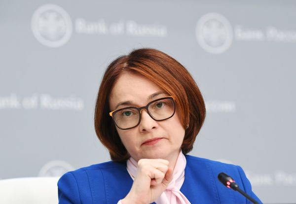 Председатель Центрального банка РФ Эльвира Набиуллина выступает на брифинге в Москве. 15 июня 2018