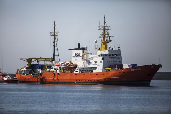 Судно Aquarius с мигрантами на борту во время швартовки в порту Валенсии. 19 июня 2018