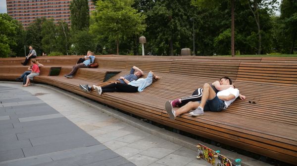 % Молодые люди в парке искусств Музеон в Москве