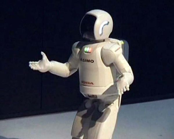 Человекоподобный робот ASIMO отплясывал на своем 10-летнем юбилее Человекоподобный робот ASIMO отплясывал на своем 10-летнем юбилее