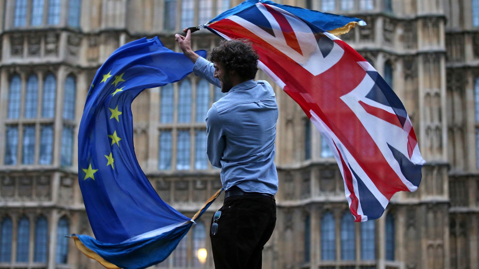 %Участник протеста против Brexit возле здания парламента в Лондоне %Участник протеста против Brexit возле здания парламента в Лондоне - ПРАЙМ, 1920, 15.10.2020