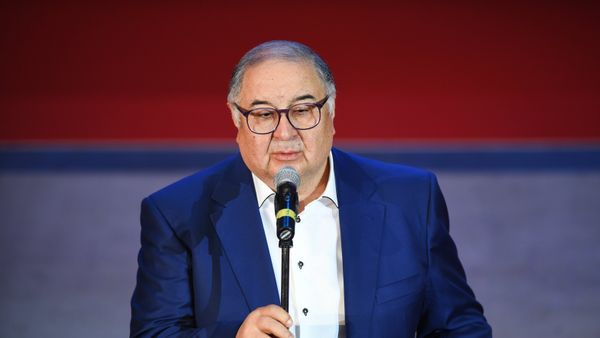 %Президент Международной федерации фехтования бизнесмен Алишер Усманов на Петербургском международном экономическом форуме. 24 мая 2018