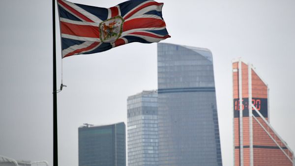 Флаг Соединенного Королевства на здании посольства Великобритании в России в Москве