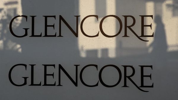 Логотип компании Glencore на здании штаб-квартиры в городе Баар, Швейцария