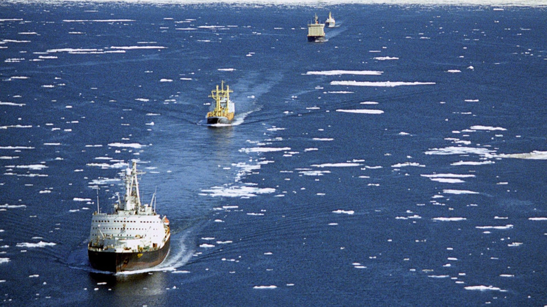  Караван транспортных судов в сопровождении ледоколов проходит по Северному морскому пути - ПРАЙМ, 1920, 26.01.2024