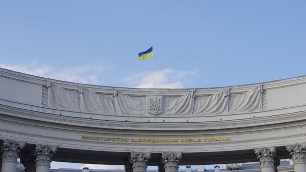 Государственный флаг на здании министерства иностранных дел Украины в Киеве