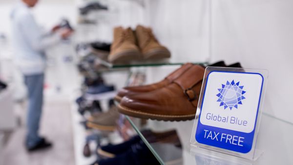 % Символика одного из операторов системы tax free в торговом центре
