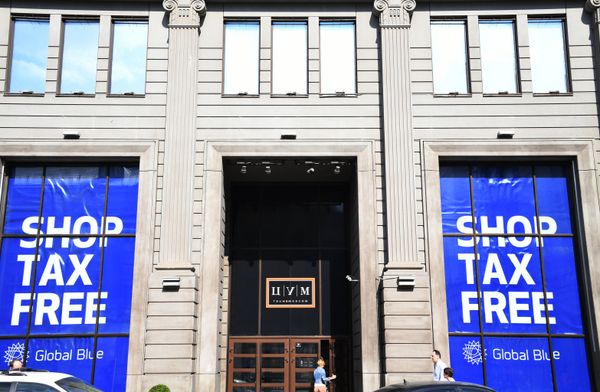 % Эмблема tax free в витрине ЦУМа в Москве