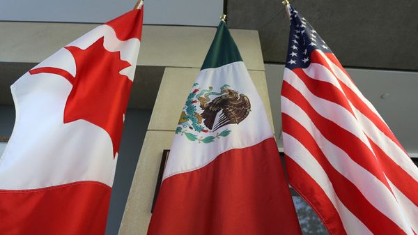 Флаги Канады, Мексики и США перед зданием во время третего раунда обсуждения актуализации соглашения НАФТА в Онтарио, Канада
