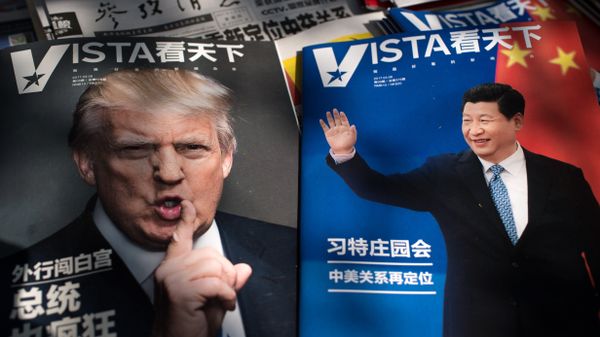 %Потртреты президента США Дональда Трампа и председателя КНР Си Цзиньпиня на обложках журналов в Пекине, Китай