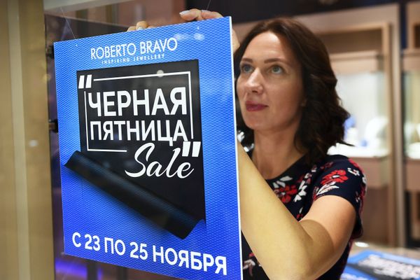 Девушка в ювелирном магазине в ТРЦ Колумбус в Москве
