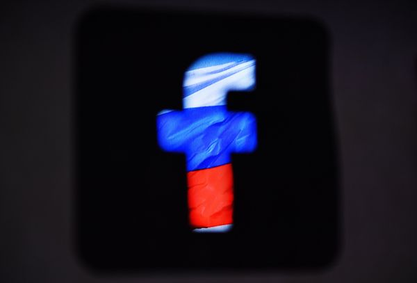 %Facebook
