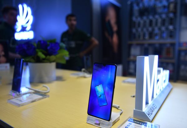 % Старт продаж в России флагманских смартфонов Huawei