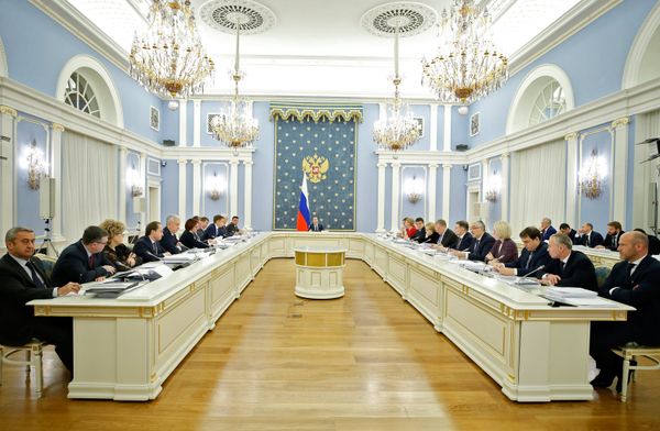 Премьер-министр РФ Д. Медведев провел заседание правительственной комиссии Премьер-министр РФ Д. Медведев провел заседание правительственной комиссии