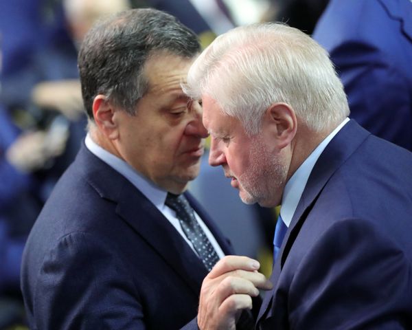 %Глава комитета Госудумы по бюджету и налогам Андрей Макаров (слева) и глава Справедливой России Сергей Миронов (справа) %Глава комитета Госудумы по бюджету и налогам Андрей Макаров (слева) и глава Справедливой России Сергей Миронов (справа)