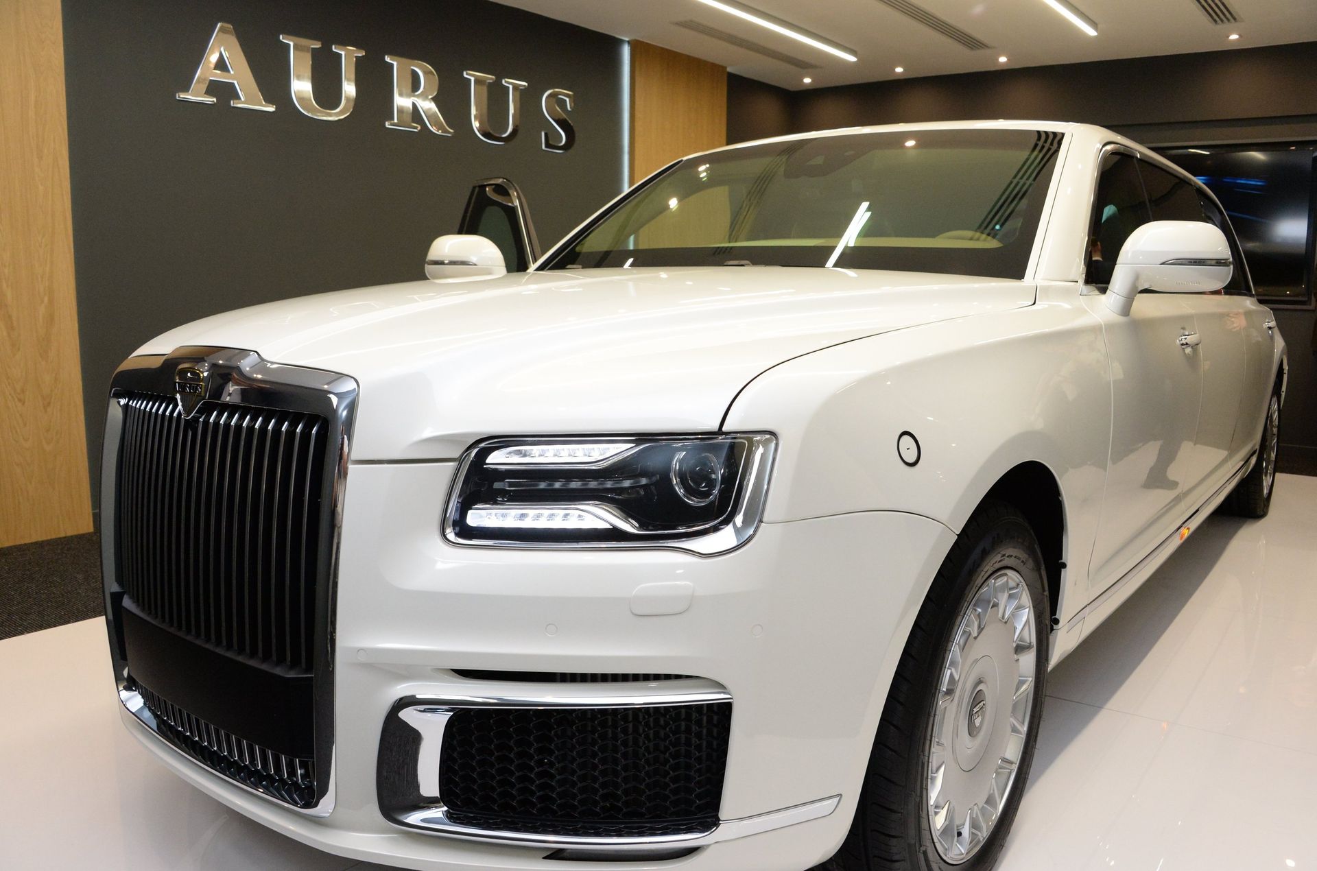 %Презентация автомобиля Aurus на международной выставке вооружений IDEX-2019 - ПРАЙМ, 1920, 21.02.2021