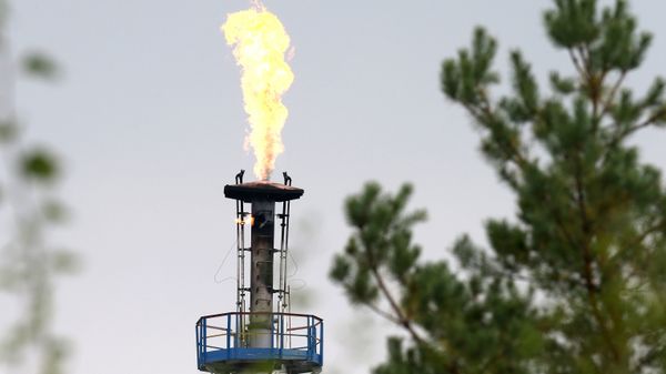 % Нефтеперерабатывающий завод и нефтепровод Дружба