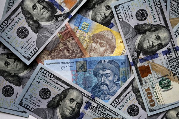  Денежные купюры и монеты США и Украины