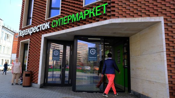  Вход в супермаркет Перекресток