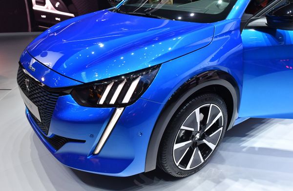 Электрокар Peugeot e-208