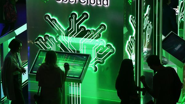Монитор суперкомпьютера Кристофари на стенде дочерней компании Сбербанка SberCloud