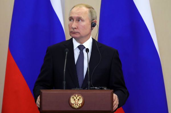 %Президент РФ В. Путин встретился с президентом Республики Сербия А. Вучичем в Сочи
