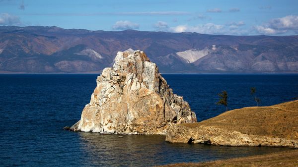 Мыс Бурхан, скала Шаманка на острове Ольхон в Иркутской области