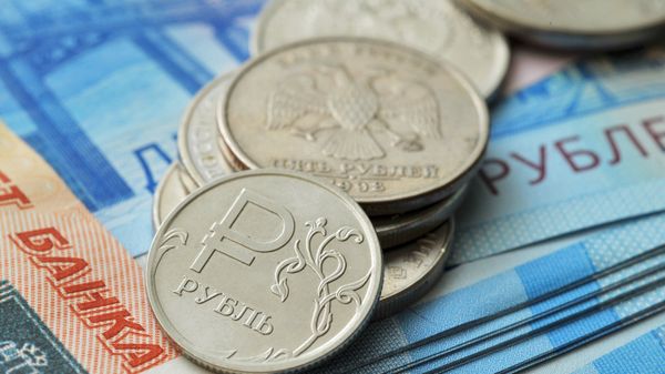 Монета номиналом 1 рубль и банкноты номиналом 2000 рублей и 5000 рублей