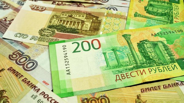 Банкноты номиналом 100, 200 и 500 рублей