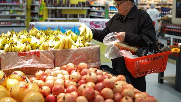 Покупатель в магазине в отделе продажи фруктов