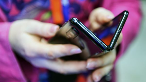 %Новый складной смартфон Samsung Galaxy Fold