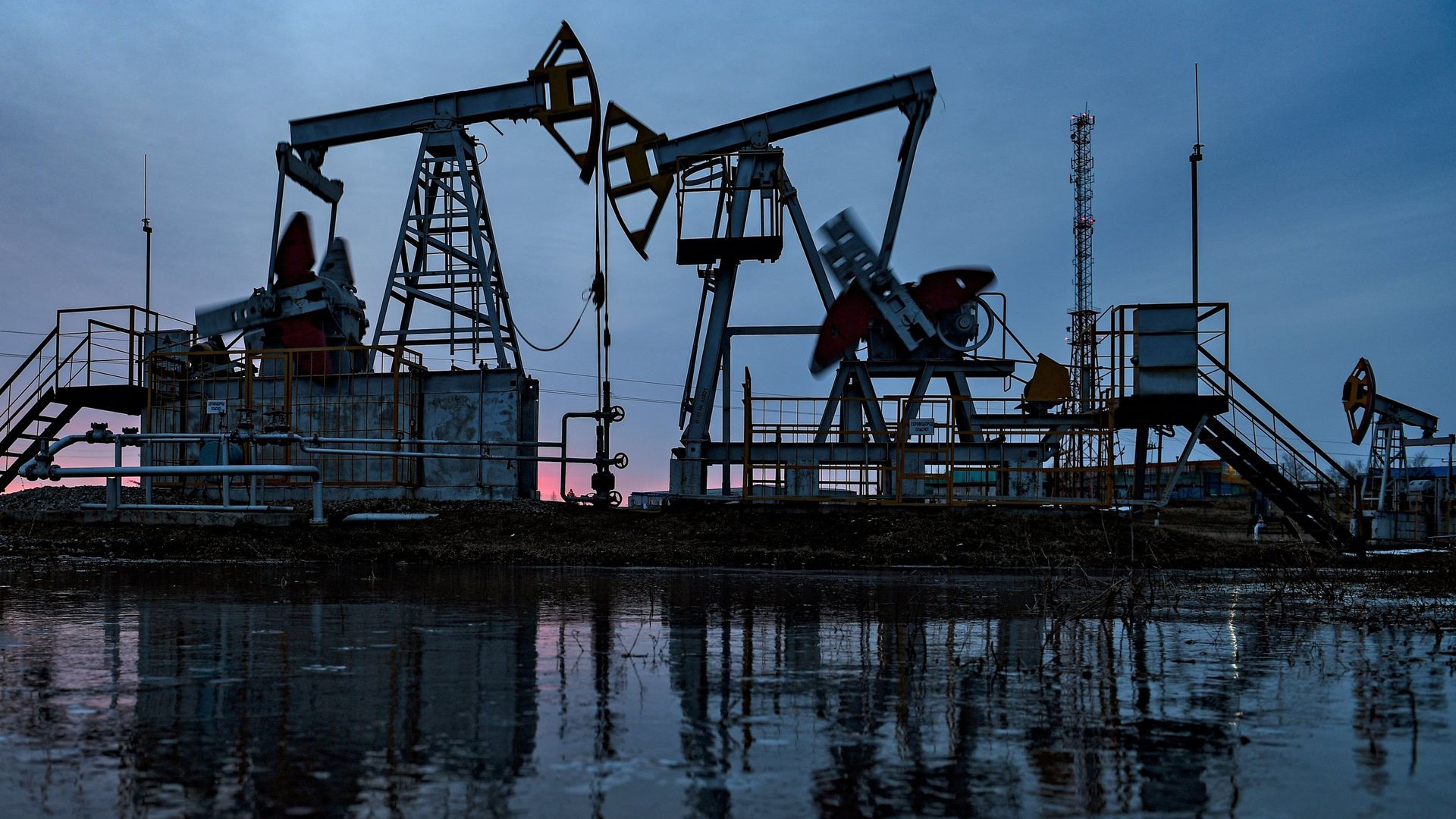 Работа нефтяных станков - качалок Работа нефтяных станков - качалок - ПРАЙМ, 1920, 25.11.2020