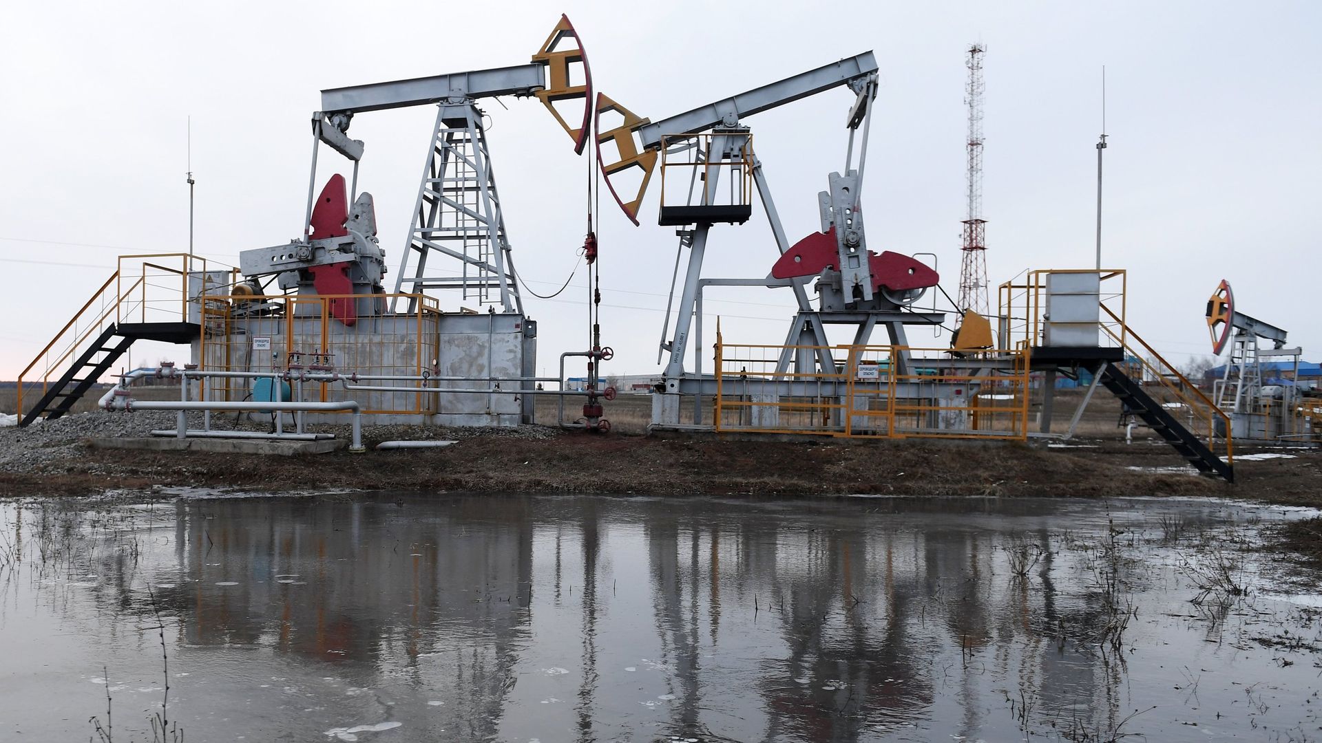  Работа нефтяных станков - качалок - ПРАЙМ, 1920, 20.11.2020